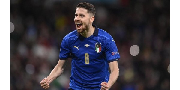 A Jorginho piace la maglia azzurra
